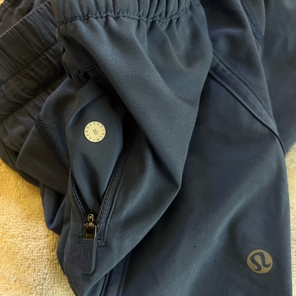 Lululemon tracker v short size 8 Water Drop low rise 4 inch - Picture 4 of 4